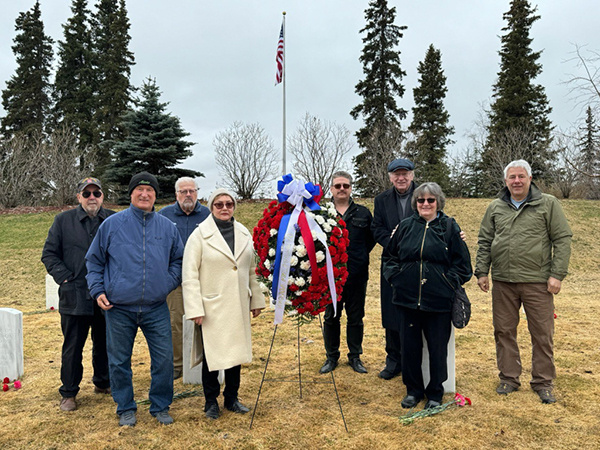 Анна Верная (в белом пальто) с единомышленниками на мемориальном кладбище «Форт-Ричардсон», 9 мая 2024 г.