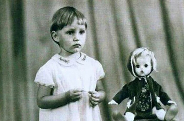 Алла Довлатова в детстве.