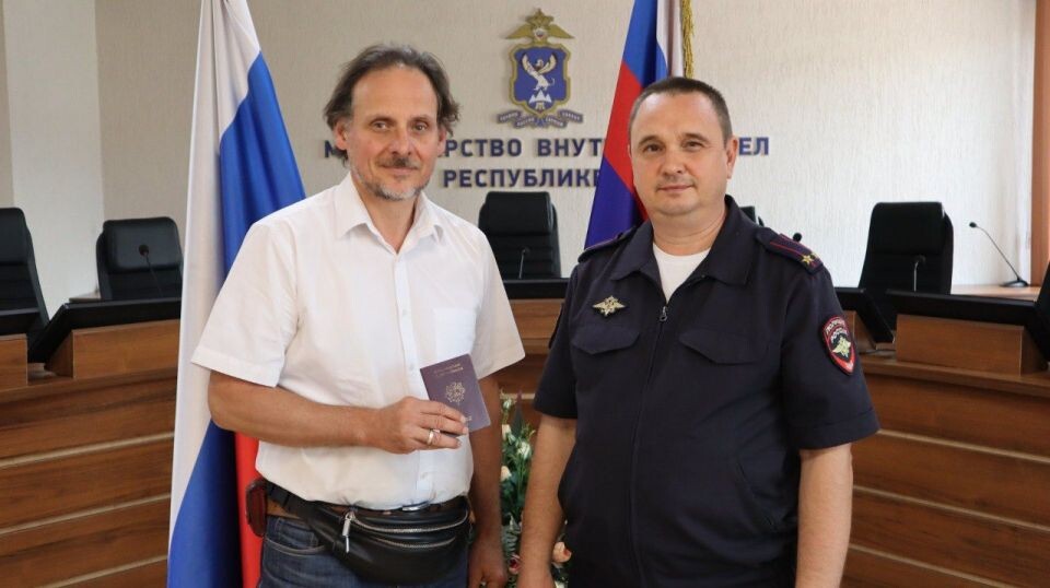    Гражданин Франции Эрик Франсуа Жан получил разрешение на временное проживание. Источник: ГУ МВД по Республике Алтай