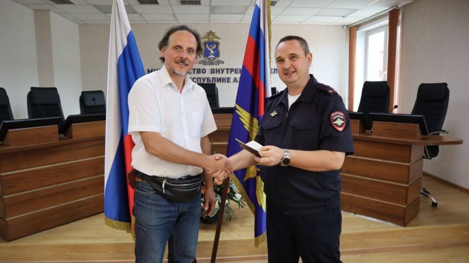    Гражданин Франции Эрик Франсуа Жан получил разрешение на временное проживание. Источник: ГУ МВД по Республике Алтай