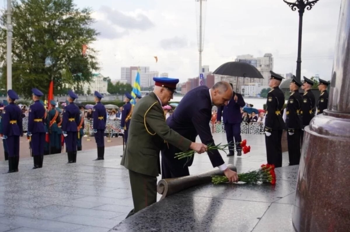    В Екатеринбурге возложили цветы к памятнику основателям города