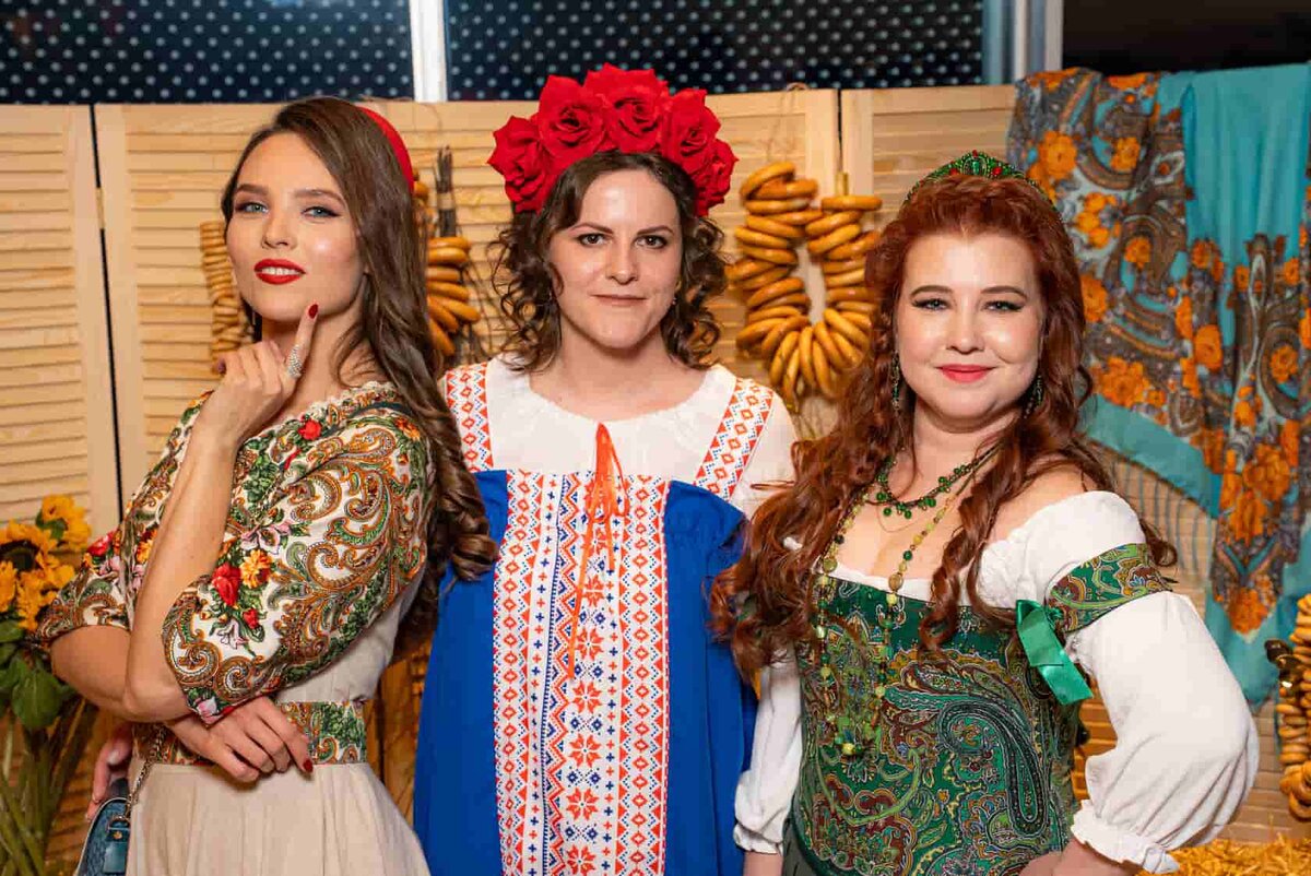 Гости на вечеринке в русском стиле в традиционных костюмах.