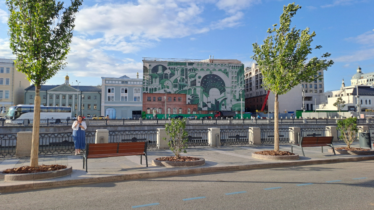 Где-то в центре Москвы. Кадашёвская набережная, кажется.