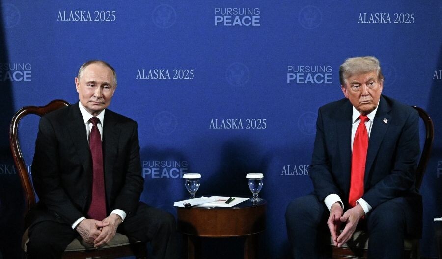    Президент России Владимир Путин и президент США Дональд Трамп во время переговоров в узком составе на Аляске / Источник: © Сергей Бобылев/РИА Новости