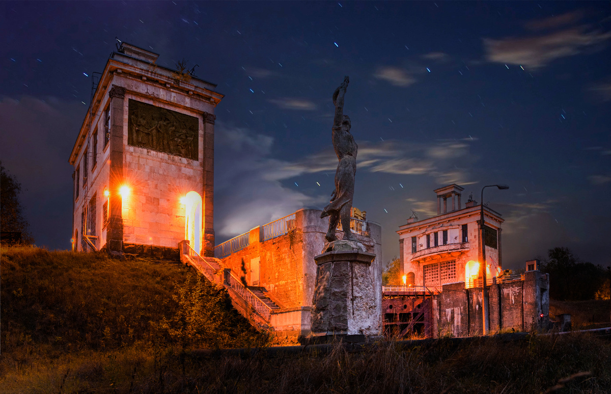 Один из Гидроузлов Москвы - шлюз № 8 - Девушка с рыбой Халима