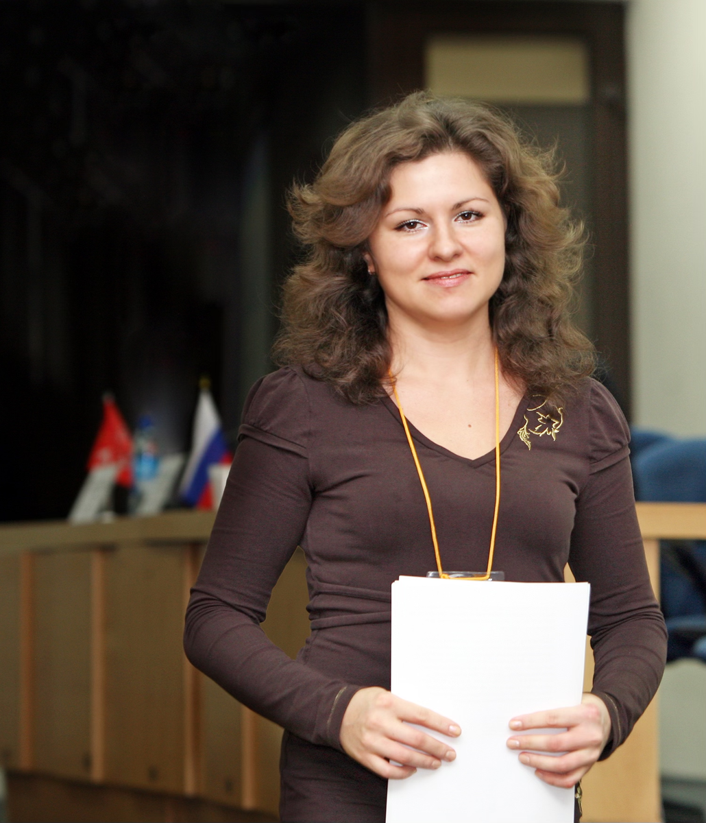 Вот я тогда уже отчасти выправленная. Впалая грудь, зато спина колесом... Я выступала перед огромными залами инженеров и гос.служащих по всей стране с презентациями по работе. Моя внешность была мне важна. Командироваочная работа и ненормированный рабочий день, да и неделя.