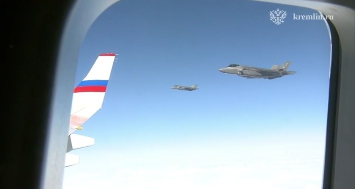 почетный эскорт или демонстрация "игрушек"?