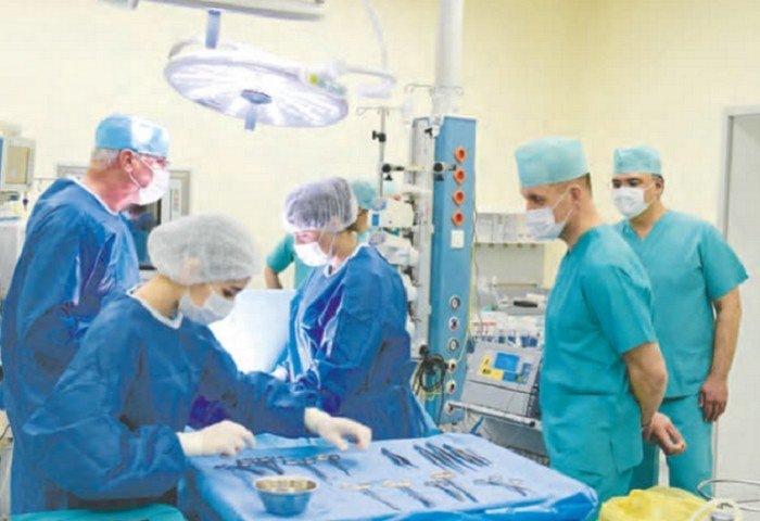Момент совместной операции туркменских и российских хирургов, февраль 2023 года (Фото: metbugat.gov.tm)