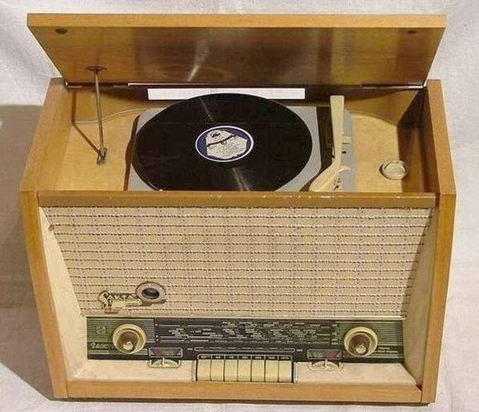 Радиола "Sakta", такая же, какая у меня было в 70-х, пока мне родители в 1978-м не купили нормальную аппаратуру в честь моего поступления в морское училище