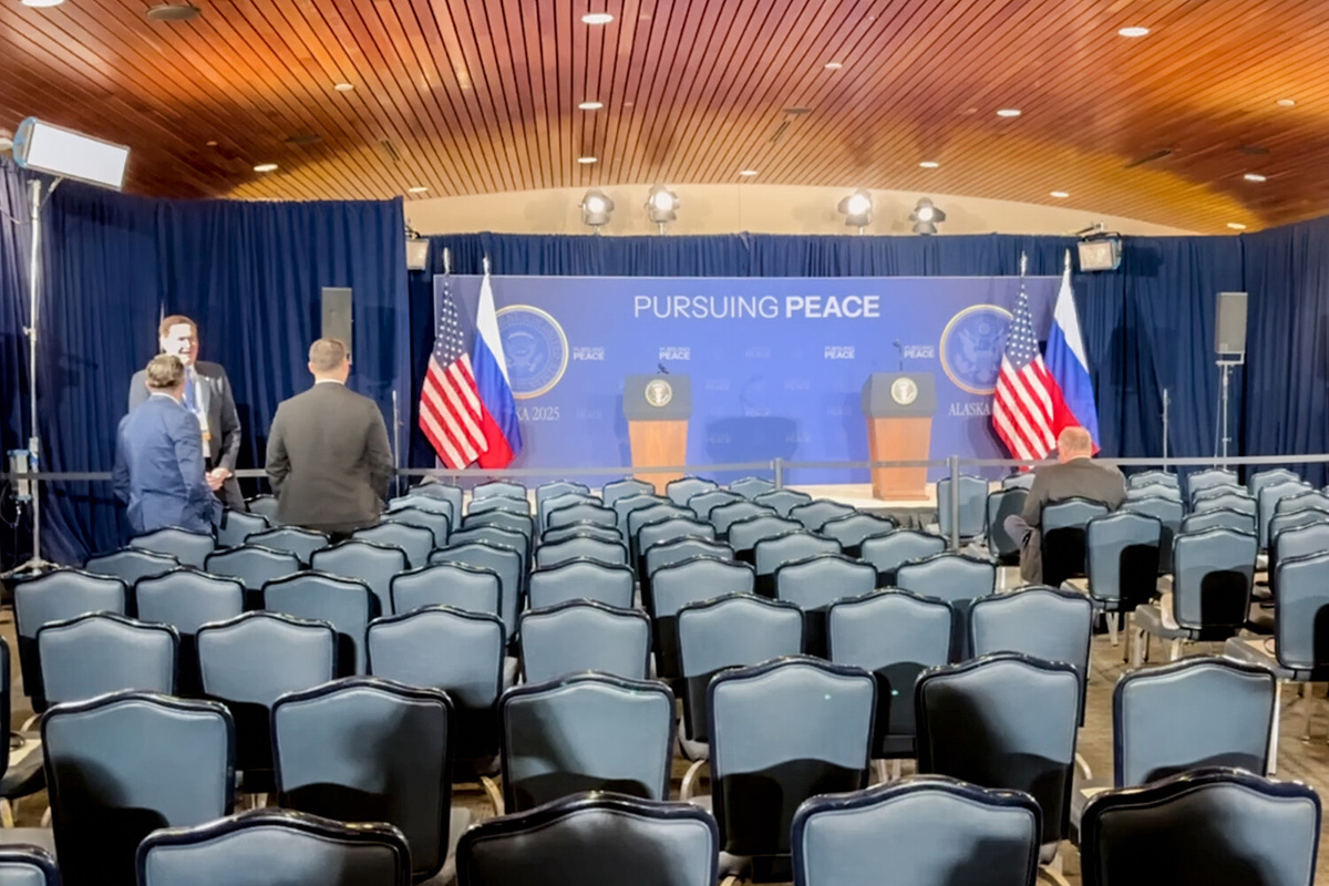 Обстановка в зале перед итоговой пресс-конференцией президентов РФ Путина и США Трампа на военной базе Эльмендорф, Аляска, 16 августа 2025 года    📷