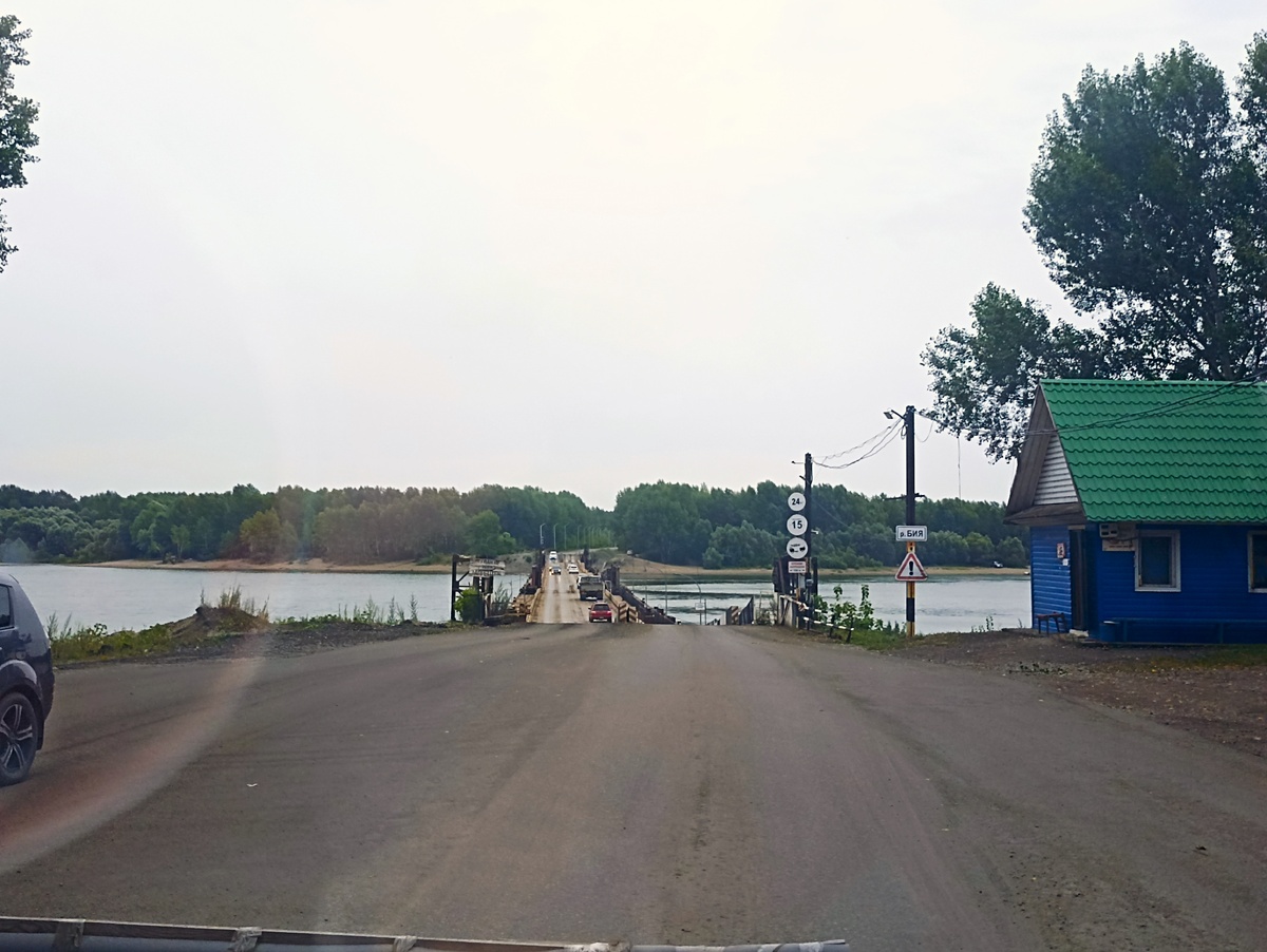 Обычный понтонный мост, перед Яшкино почти такой же