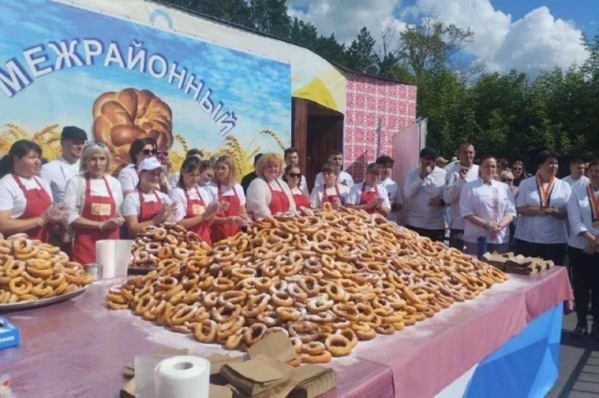    В Омской области установили гастрорекорд России - приготовили 3000 калачей