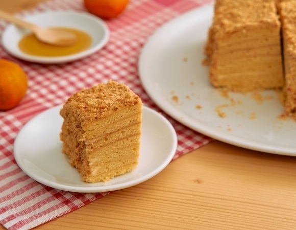 Больше никаких скалок: рецепт "ленивого медовика" сделал легендарный торт доступным каждому