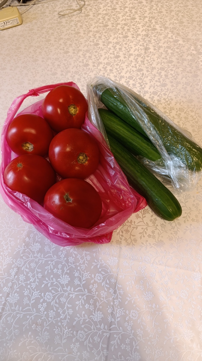 Купила овощей,огурцов и помидоров.
