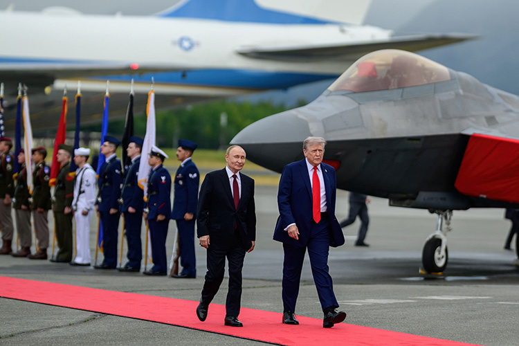    Владимир Путин и Дональд Трамп встретились впервые за последние 6 лет. А нога лидера государства российского официально не ступала на Аляску 158 лет. Так что весь мир замер в ожидании исторического и судьбоносного события.   
Фото: © Pool /White House / Keystone Press Agency / www.globallookpress.com