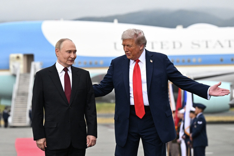    Путин отметил, что российско-американские встречи в верхах не проводились более четырех лет. И это большой срок. Двусторонние отношения России и США «скатились до самой низкой точки со времен холодной войны и это не идет на пользу ни нашим странам, ни миру в целом», прямо заявил Путин.   
Фото: © Сергей Бобылев, РИА «Новости»