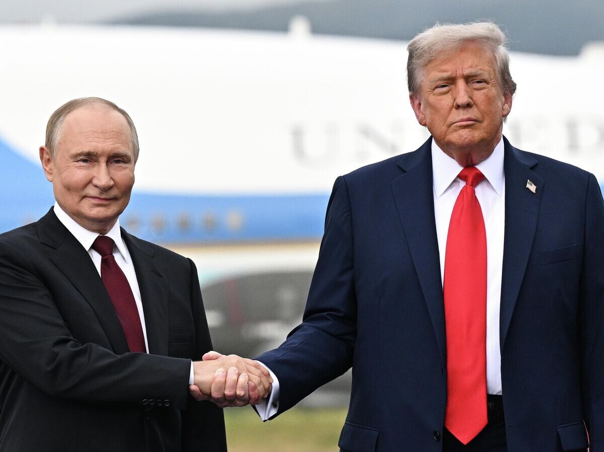    Президент РФ Владимир Путин и президент США Дональд Трамп во время встречи на военной базе Эльмендорф-Ричардсон на Аляске© РИА Новости / Сергей Бобылев