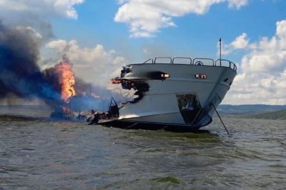    В Саратовской области на Волге сгорело судно с пассажирами на борту