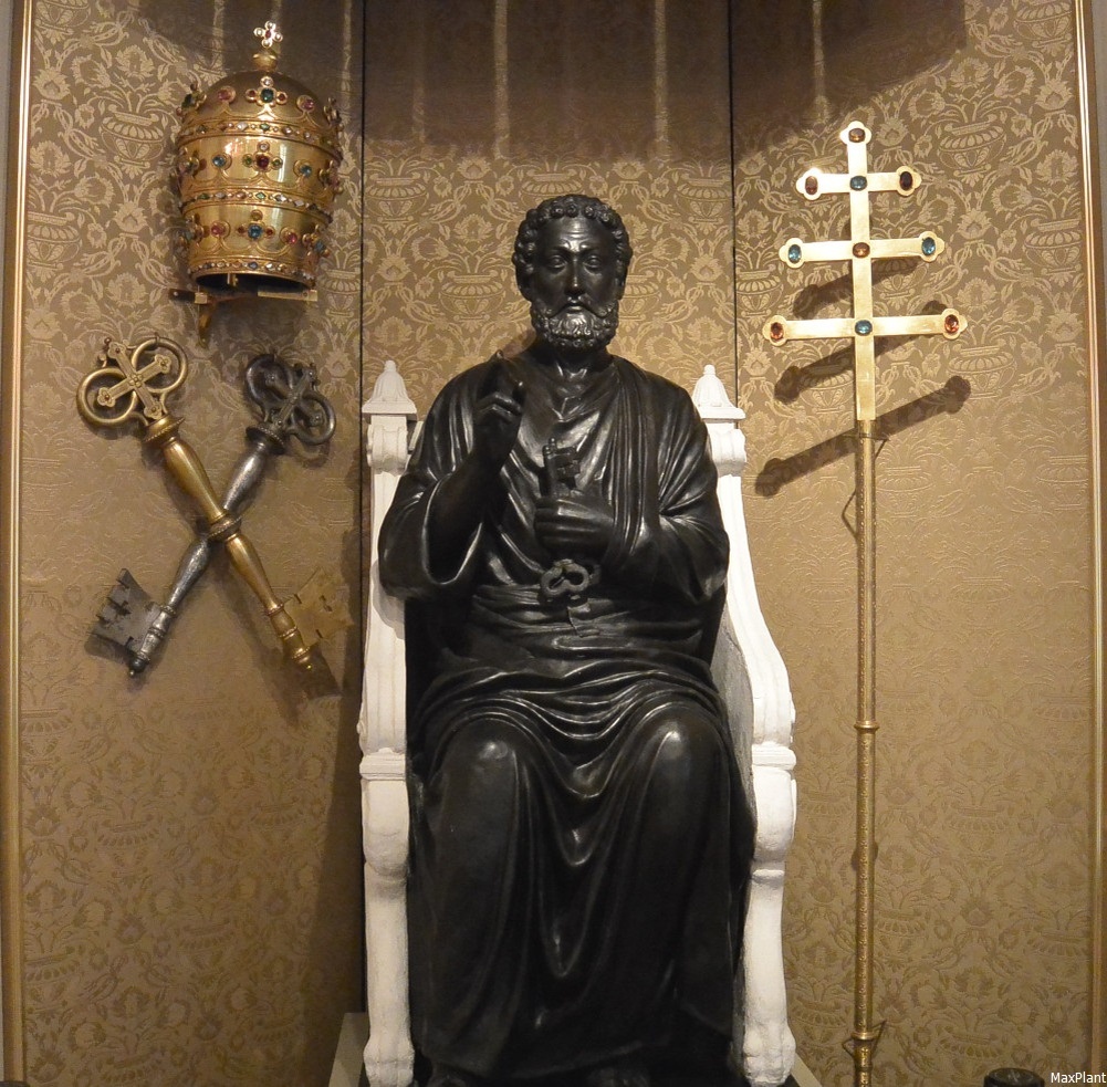 Посох с папским крестом в экспозиции музея религии в Санкт-Петербурге.
