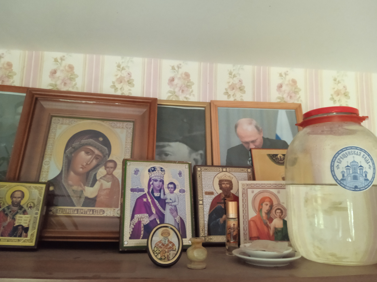 Мои иконы на шкафу. У меня много икон во всех комнатах. Мне так уютно, хорошо и нравится. Если дом без икон, я ощущаю его как противоестественный и чуждый 