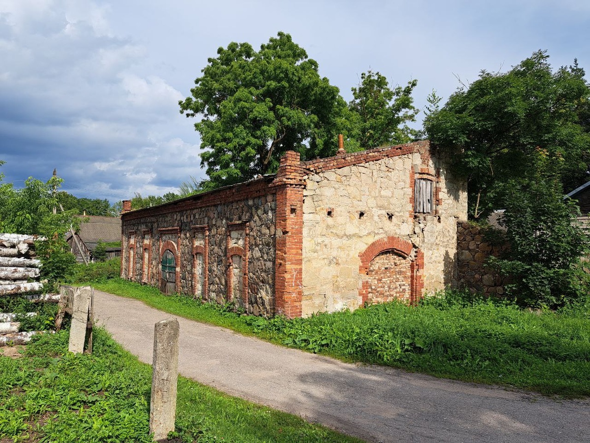 Купеческий склад XIX века рядом с крепостью - одно из немногих сохранившихся задний