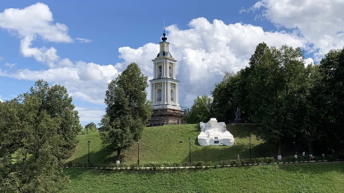    Верея. Земляной вал кремля. Фото: vzorets, Creative Commons Attribution-Share Alike 4.0 International, Wikimedia Commons