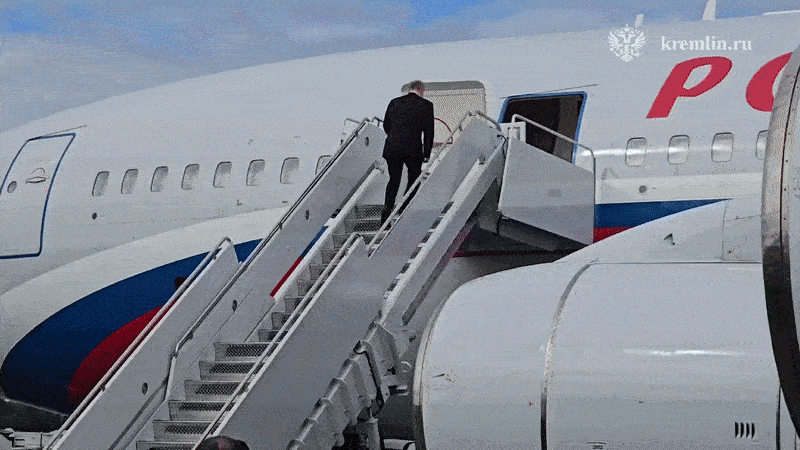    Визит закончен, Владимир Путин возвращается в Россию с победой. А по дороге президентский борт сопровождали истребители F-22. Видео: ТГ-канал Kremlin.ru