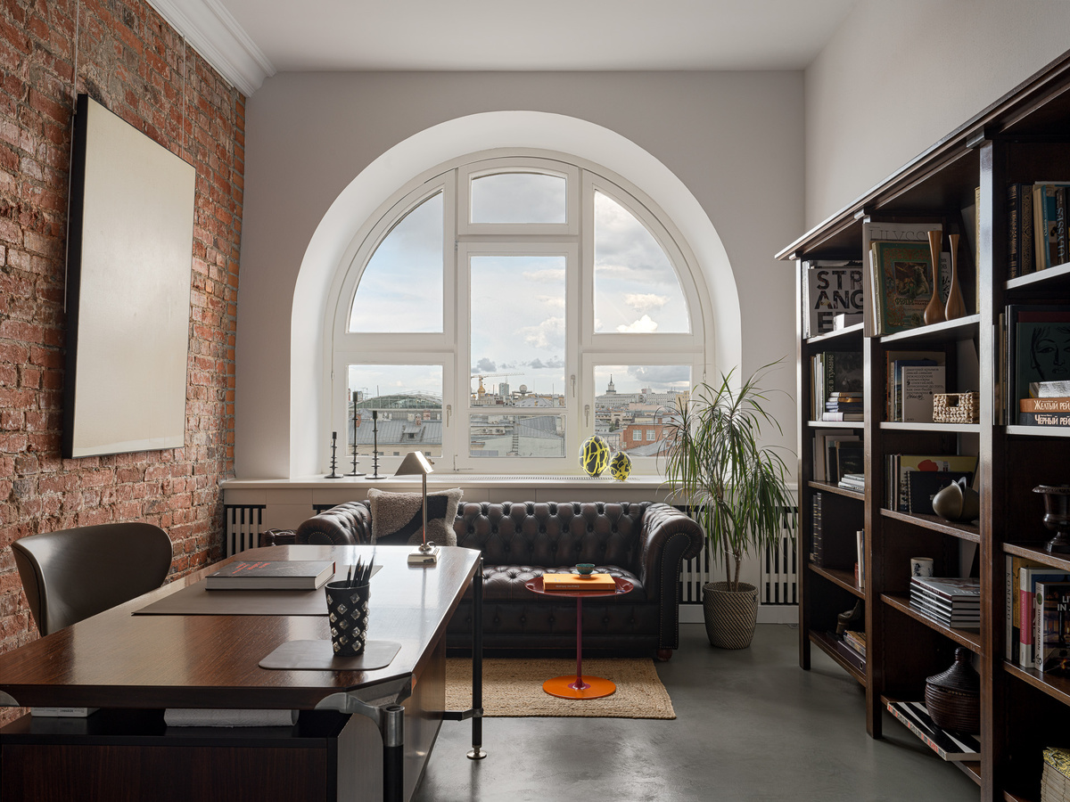 Кабинет хозяйки агентства, над столом работа Никиты Паречина.