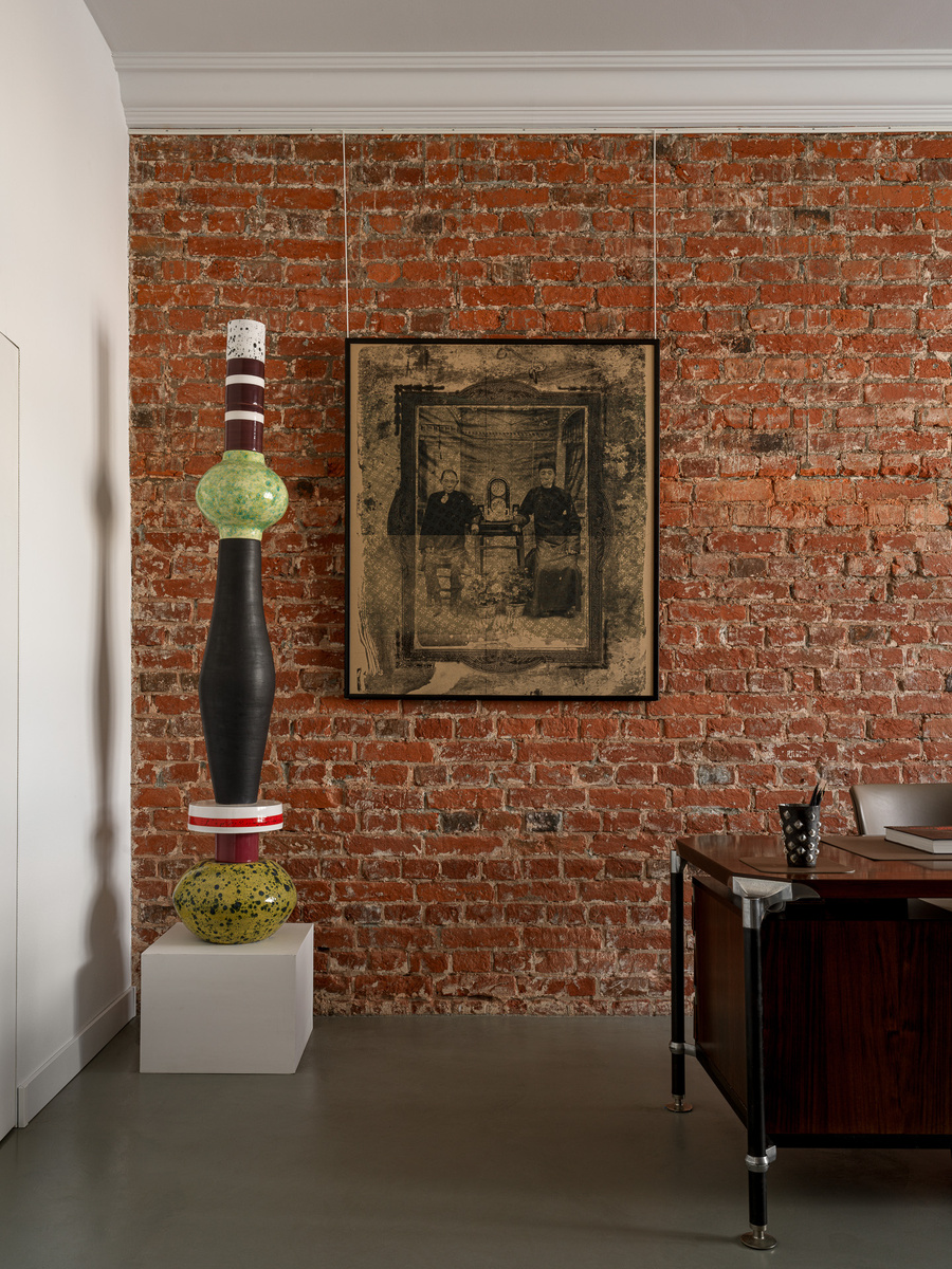 На стене в директорском кабинете работа Кати Рожковой, скульптура Екатерины Емельяновой, стол из VivaVintage Gallery.