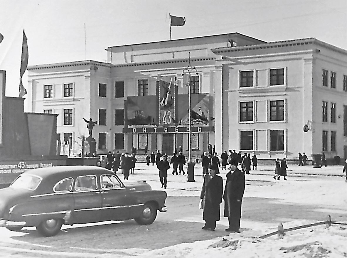 Так выглядела площадь у ДК «Родина» в 1960 году, фото Захара Михайлова