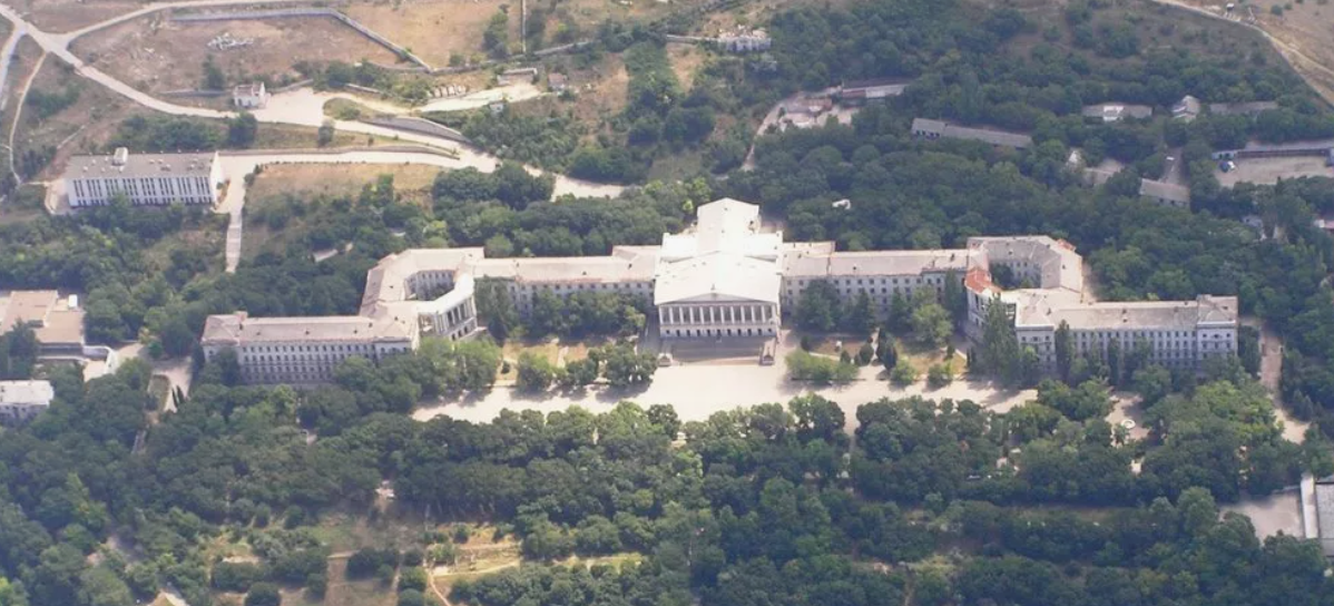 Учебный корпус СВВМИУ в Севастополе.  Фото:  fishki.net