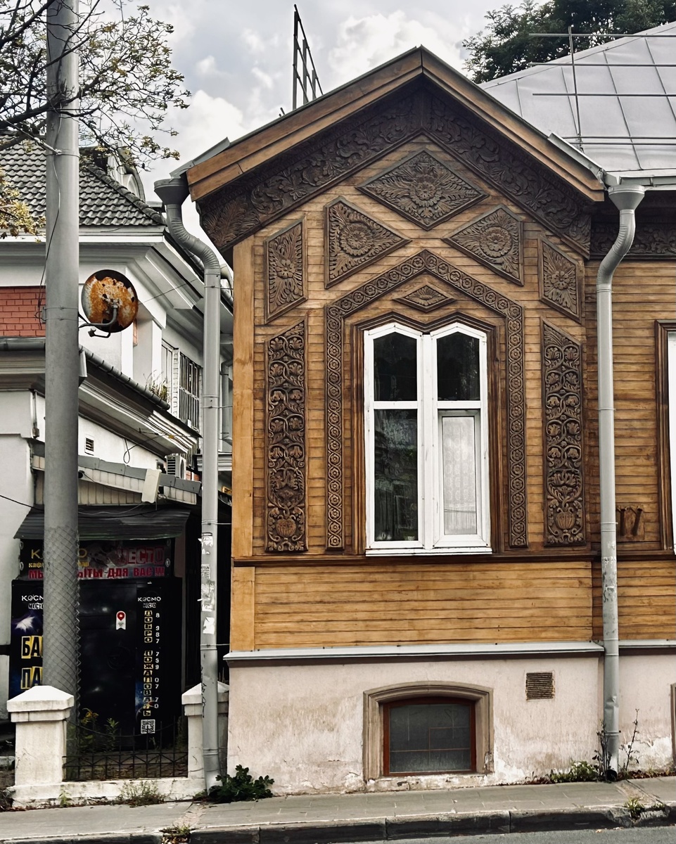В украшении дома П. Д. Климова (дом 35), построенного в 70-х годах 19 века, архитектор впервые применил Нижегородскую глухую домовою рельефную резьбу как особенность художественного оформления именно профессионального проекта. 