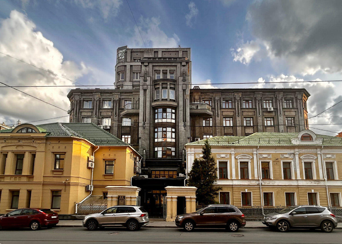 До 2000 года на данном участке стояла усадьба Башкировых. От исторического комплекса усадьбы сохранились только каменные ворота XIX века. В облике углового здания № 5/9 Большой Печерской улицы отражены фантазии архитектора на тему того, как выглядела провинциальная архитектура доходного дома XIX века. Второй дом справа на фото представляет собой единственный в Нижнем Новгороде пример восстановления исторического фасада с учётом полного сноса дома и воссоздания всего лепного декора на основе научно проведённых обмеров
