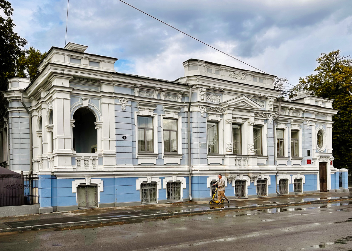 У пересечения улиц Ильинской и Малой Покровской особняк купца Иконникова (1903–1907)