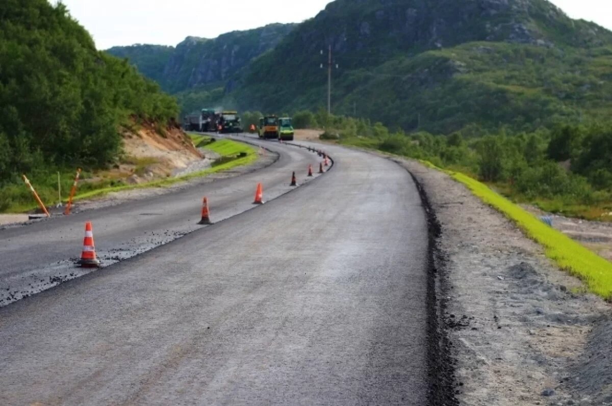    На дороге в Териберку подрядчик приступил к укладке верхнего слоя асфальта