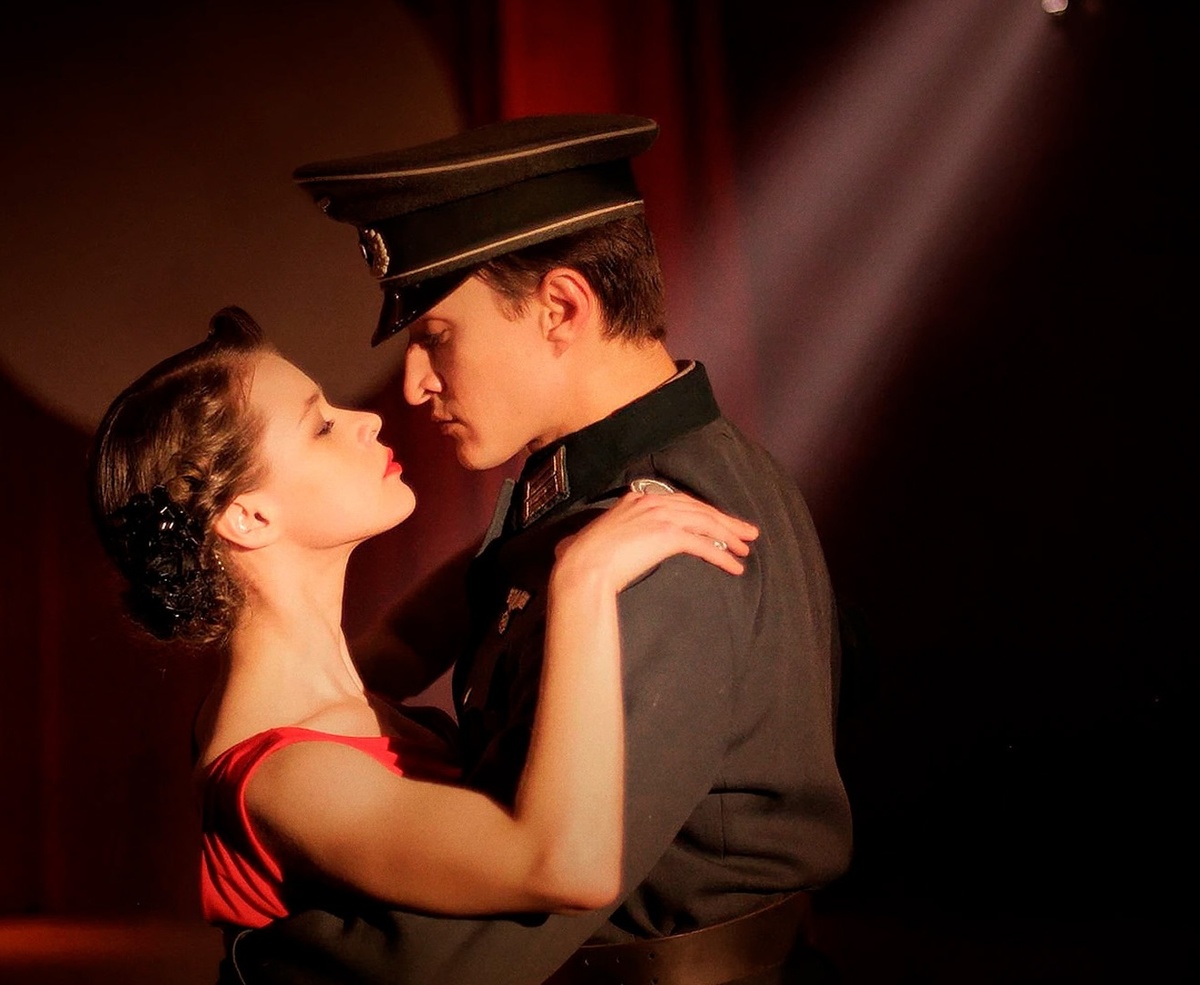 Екатерина Шпица и Юрий Чурсин кадр из сериала «Молодой гвардии»