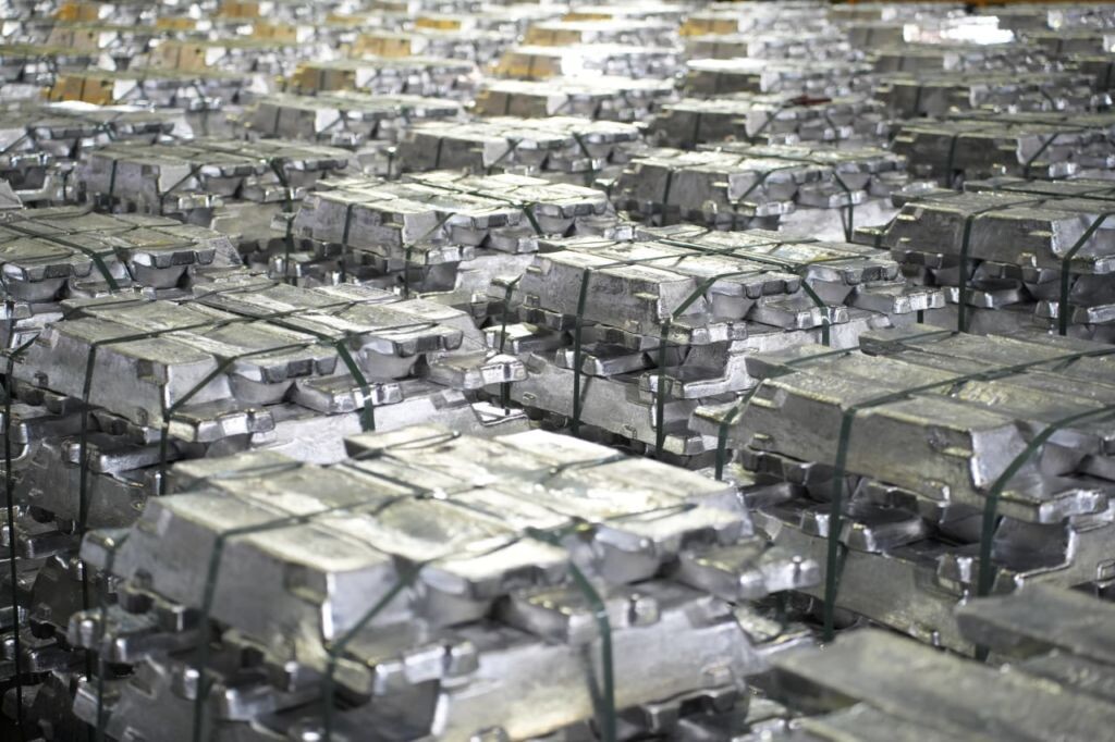 ТаАЗ произвел первую продукцию в декабре 2021 года. Первый пусковой комплекс завода составили 352 электролизера общей производительностью 432 тысячи тонн алюминия в год. После выхода на полную мощность Тайшетский станет третьим заводом в России по объему годового производства алюминия. Анодная фабрика начала работу в 2019 году. При полном развитии предприятия его производительность составит более миллиона тонн обожженных анодов в год и 630 тысяч тонн прокаленного кокса в год.