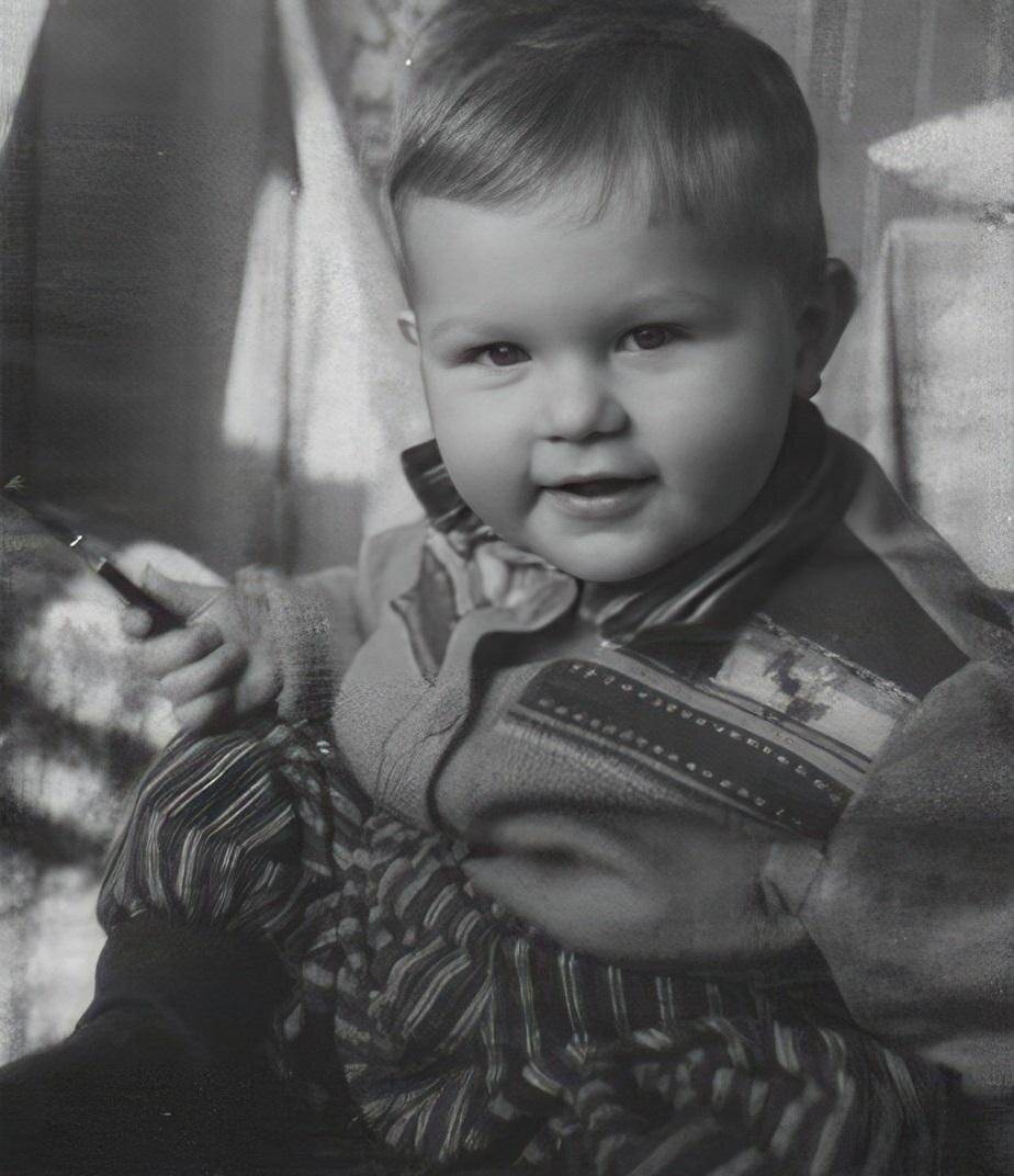 Александр Новиков в детстве.