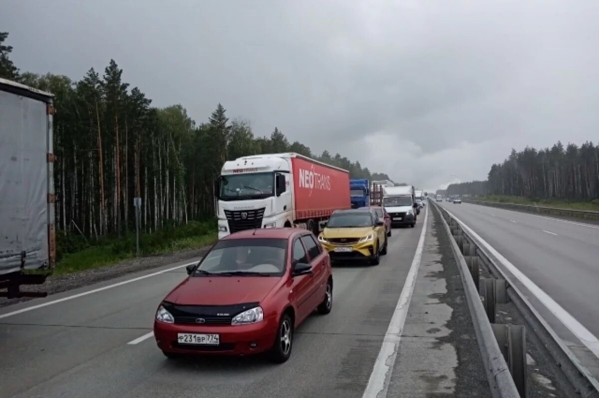    Пробка образовалась на трассе М-5 под Усть-Катавом из-за ДТП с грузовиками
