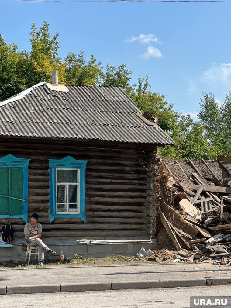 Жители невозмутимо смотрят за тем, как уходит эпоха
Фото:Дарья Морковских