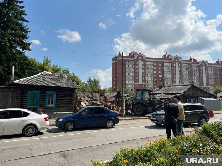 Курганцы наблюдают за процессом сноса
Фото:Дарья Морковских