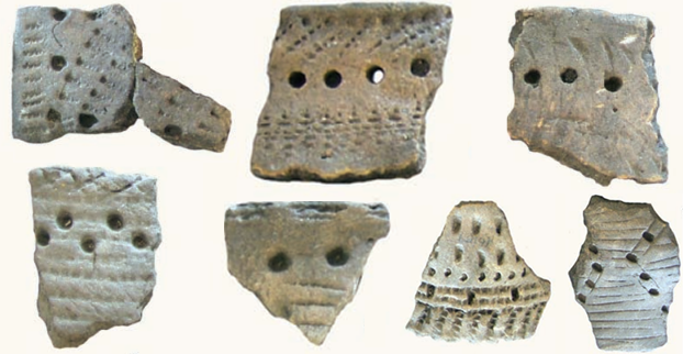 Фрагменты керамики поселения Мергень-6 с линейно-волнистым орнаментом.