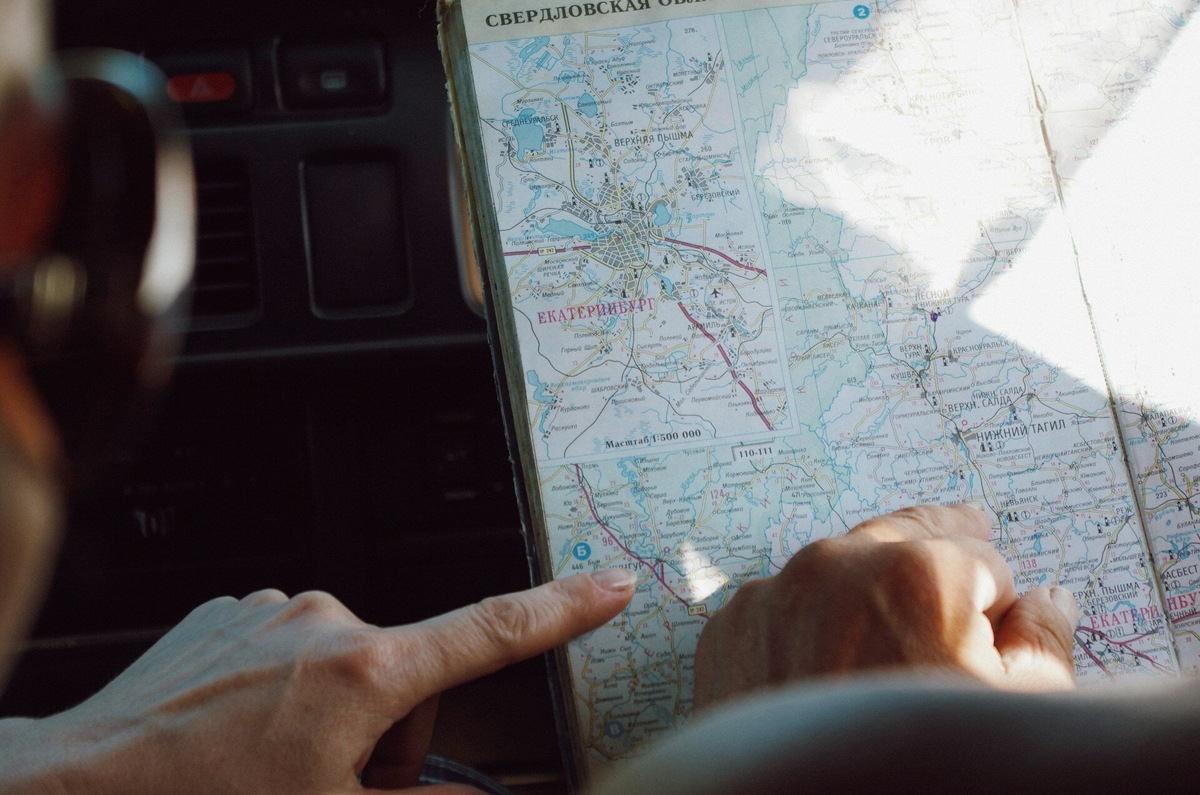 Заранее скачайте офлайн-карту региона или города, чтобы не сбиться с пути, если пропадёт сеть. Фото: Ilyuza Mingazova / Unsplash