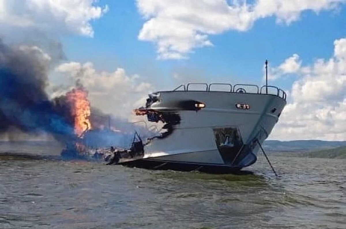    Яхта «Мечта» сгорела на реке Волге с соседней с Волгоградской областью