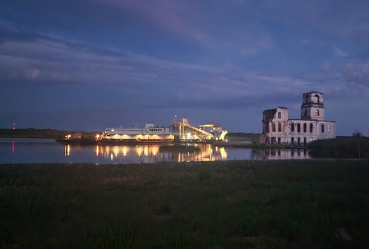 Близ Крохино на Шексне работает земснаряд. Фото Анор Тукаевой. 2025 год