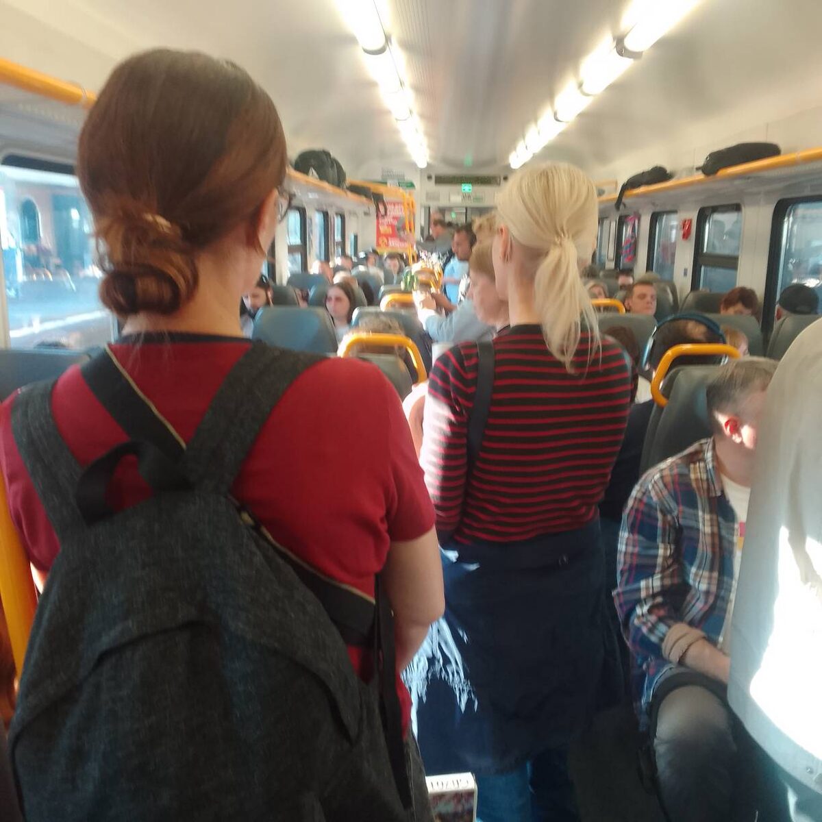 Еду домой в электричке   в пятницу.