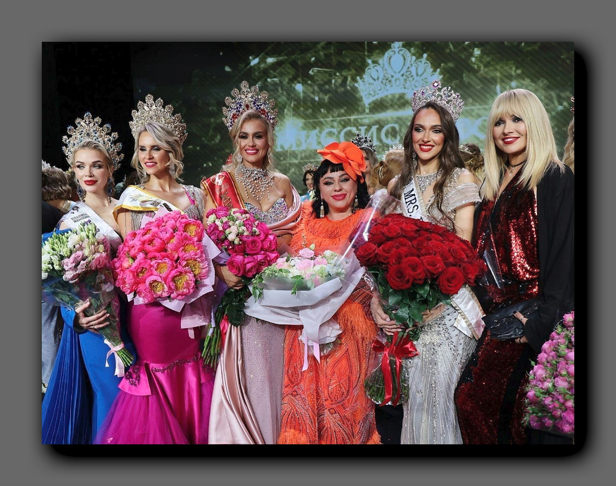 Королева красоты с конкурентками. Фото из открытых источников