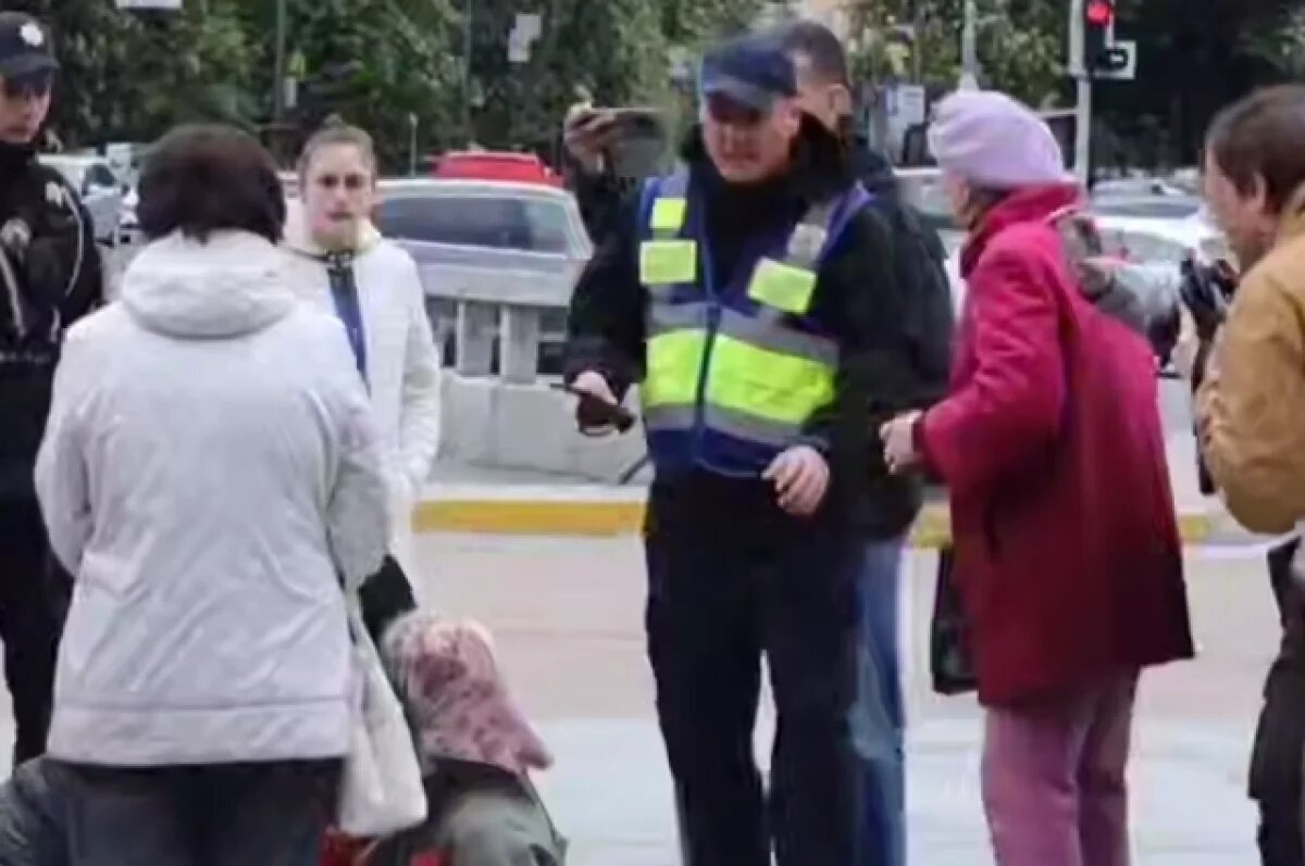    В Киеве произошла драка между жителями и полицейскими