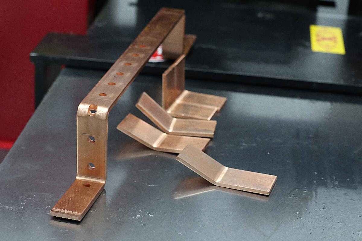 Гибка, резка и монтаж медной шины