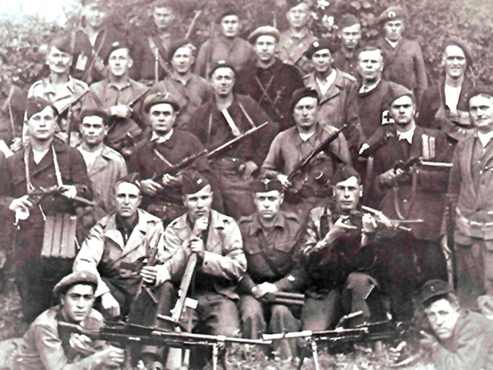 В подпольных группах, партизанских отрядах и внутренних вооруженных силах Сопротивления принимали участие более 30 тысяч русских 